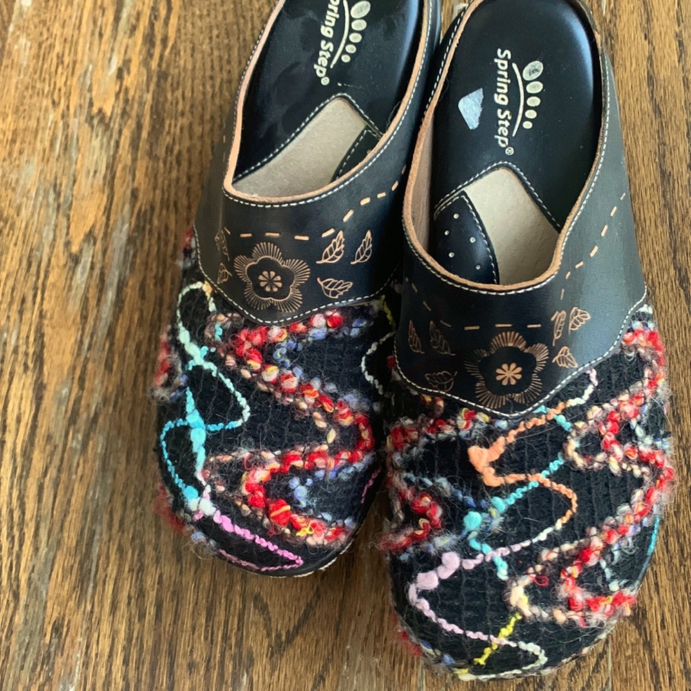 Gently used spring step clogs. Size 37 Euro U.S size 7